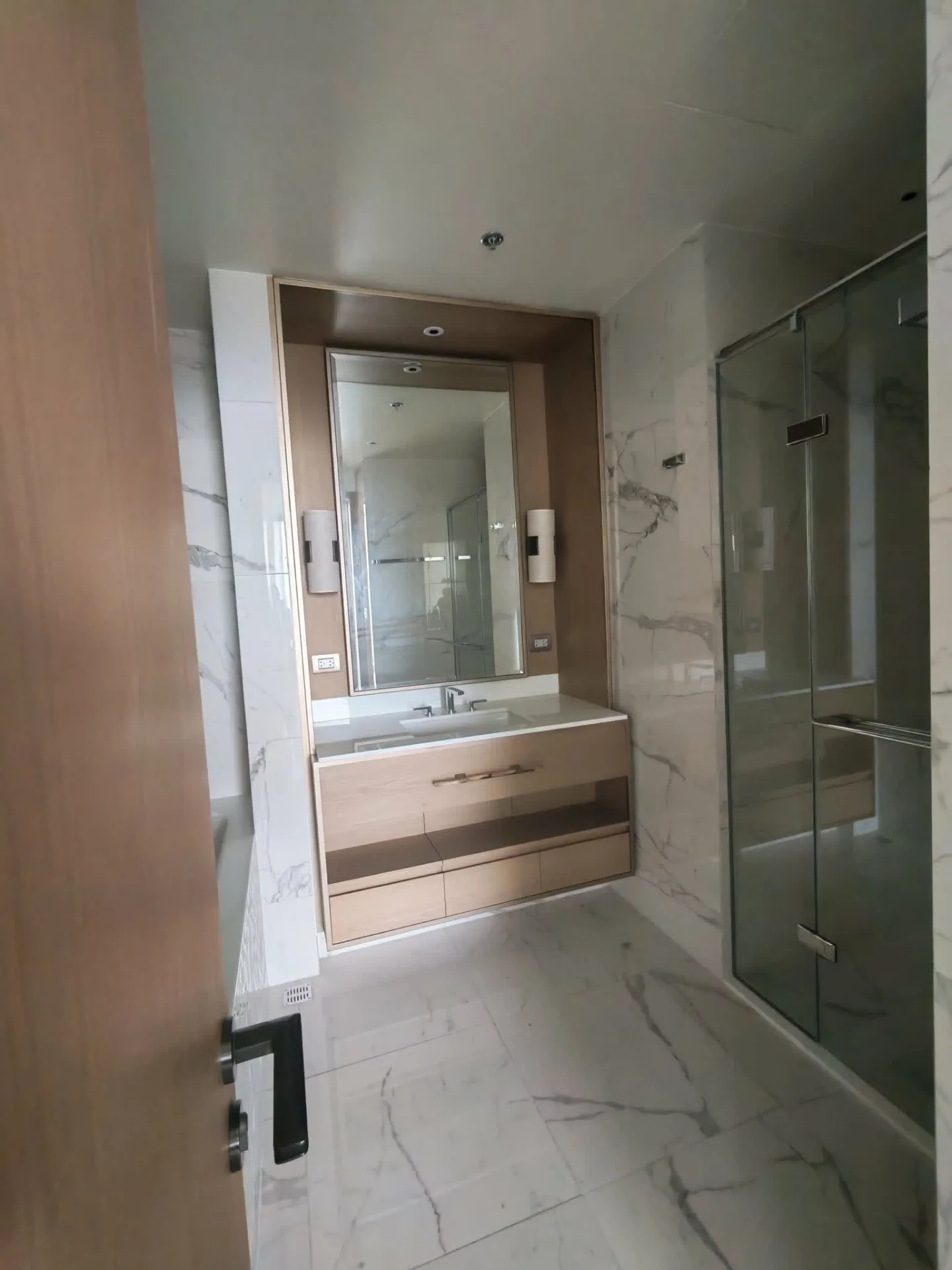 FOR RENT | SPACIOUS 6-BEDROOM HOUSE WITH POOL 📍 Merville Park, Parañaque City
